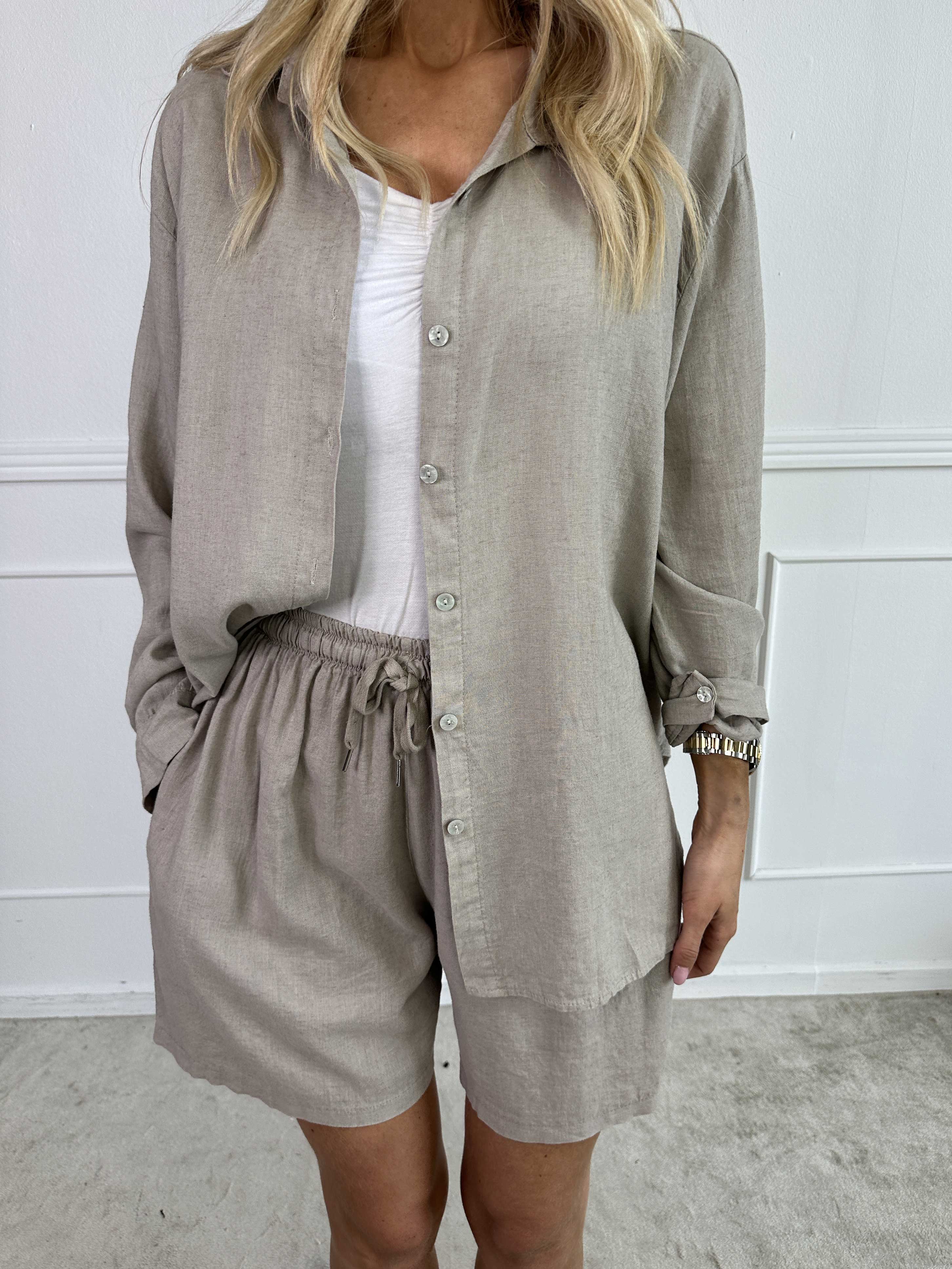 Clara Shirt - Ensfarvet skjorte i viskose og hør